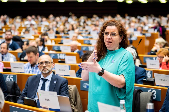 Ronit Laquerrière-Leven, Vice-President of EUD, signs a statement from the plenary of the European Parliament