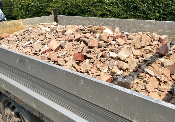 Light goods vehicle with insecure load