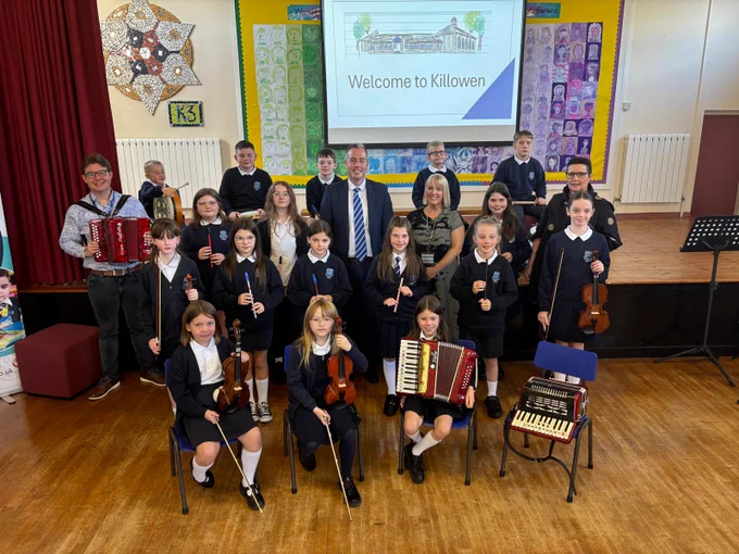 Image of Education Minister Paul Givan with Killowen Primary School band.
