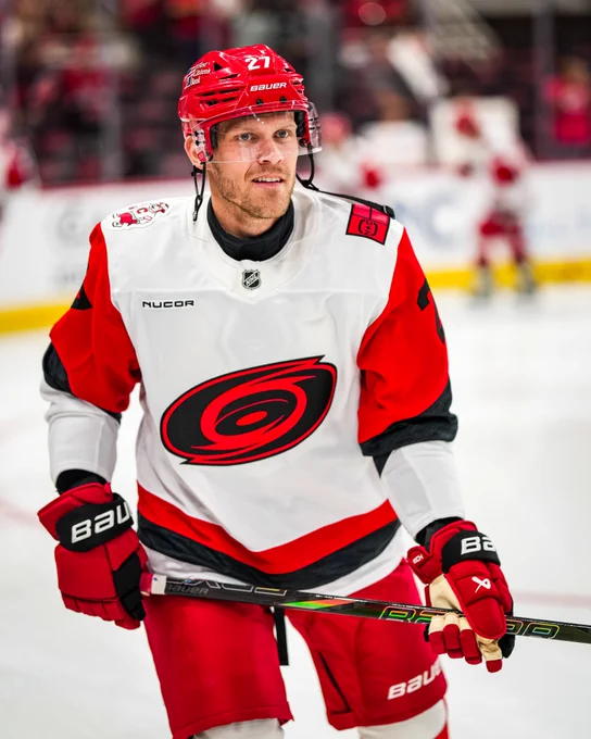 Photo of Nikolaj Ehlers during warmies 