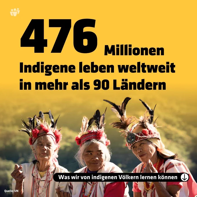 Gelber Hintergrund mit schwarzer Schrift: „476 Millionen Indigene leben weltweit in mehr als 90 Ländern“. Unten im Bild sind drei ältere indigene Frauen zu sehen, die traditionelle Kleidung und Kopfschmuck tragen. Unten rechts ein schwarzer Button mit weißem Text: „Was können wir von indigenen Völkern lernen?“.