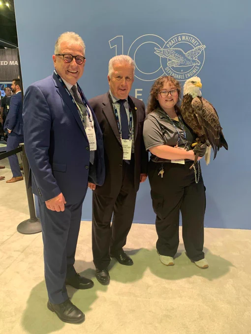 v.l. Oberst a.D. Manfred Jäger, Geschäftsführer IDLw e.V., Generalleutnant a.D. Klaus Habersetzer, Präsident IDLw e.V., Falknerin, Weisskopfseeadler 😉
