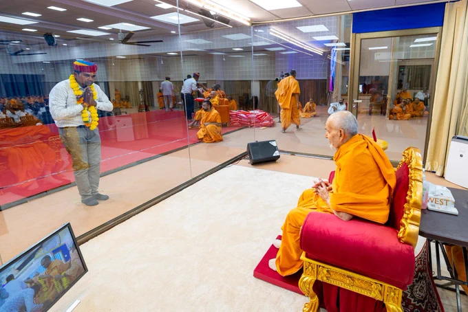 Param Pujya Mahant Swami Maharaj blessing a craftsman