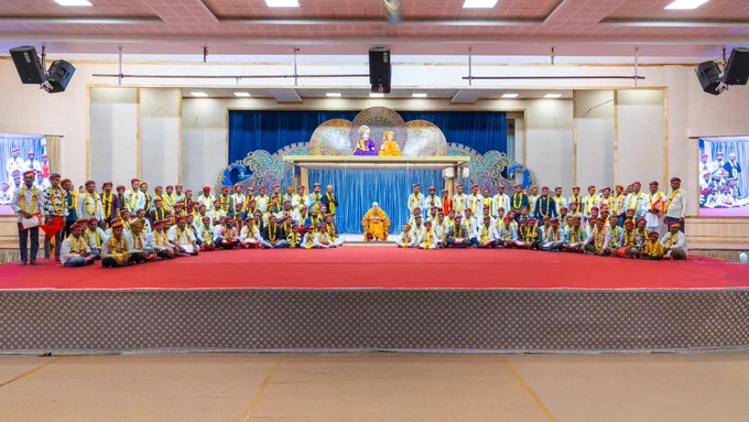 Artisans with Param Pujya Mahant Swami Maharaj