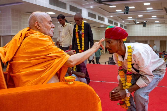 Pujya Viveksagar Swami applying ‘chandlo’ to a craftsman