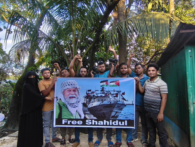 Rohingya photographers demand the release of Shahidul Alam, kidnapped by Israeli forces. 