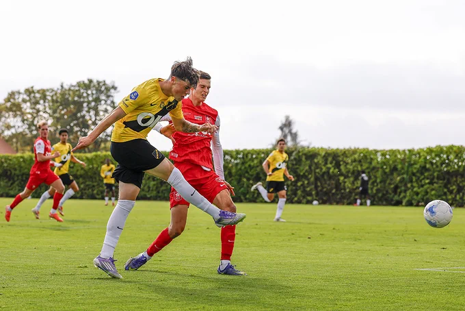 (L-R) Pepijn Reulen of NAC Breda scores 1-0, Wout Coomans of MVV Maastricht 