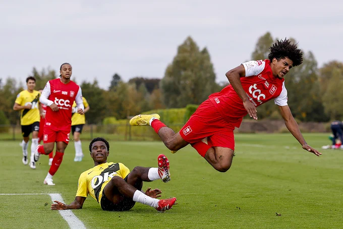 (L-R) Jemuel Erat of NAC Breda, Kanou Alassane Sy of MVV Maastricht 