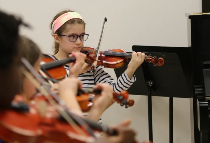 Emma Cutietta playing the violin
