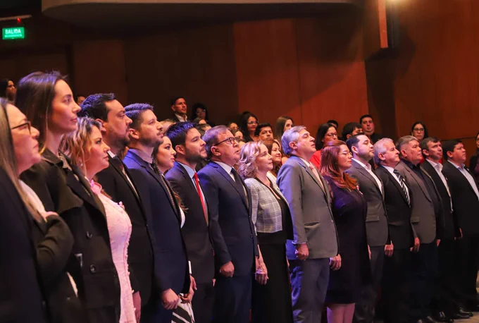 El acto contó con la presencia de los ministros Walter Gutiérrez, de la Niñez y la Adolescencia, Cynthia Figueredo de la Mujer y Luis Ramírez de Educación y Ciencias, así mismo, el ex presidente Nicanor Duarte Frutos, durante cuyo mandato se implemento el Programa; el intendente de Asunción, Luis Bello; los viceministros, la representante de la Oficina de la Primera Dama, Antonella Albertini, gobernadores e intendentes de varias localidades del país.