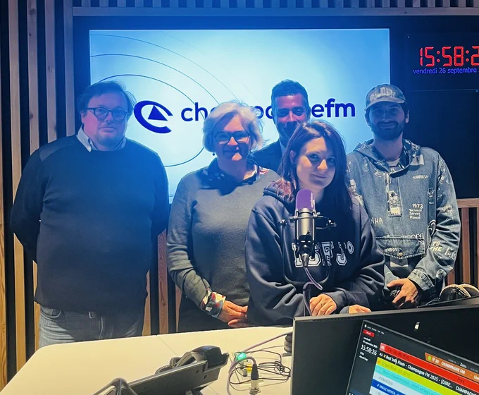 Jean Delestrade, membre du comité de l'Arcom Nancy, Laurence Gardan, secrétaire générale de l'Arcom Nancy, Nicolas Pavageau, DG de Rossel Radio, Melissa, journaliste et Geremie, animateur et responsable d'antenne de Champagne FM.