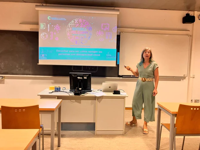 La investigadora Afra Pascual protagonitzant un taller a un aula de la Universitat de Lleida.