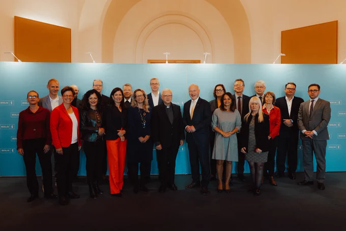 Gruppenfoto Berliner Senat und Erzbistum im Roten Rathaus