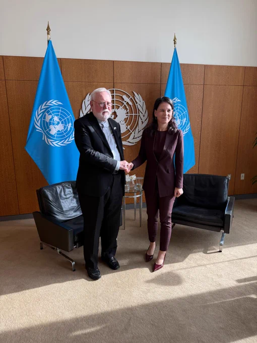 S.E. Mons. Paul R. Gallagher, Segretario per i Rapporti con gli Stati e le Organizzazioni Internazionali con il Presidente dell’Assemblea Generale, S.E. la Sig.ra Annalena Baerbock.