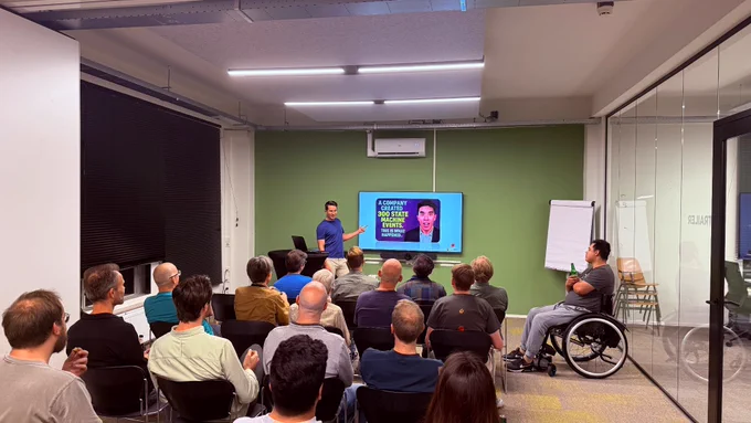 Bob Smits giving a talk in front of the meetup audience. 