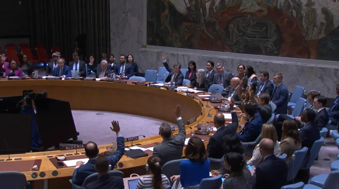 Security Council members vote on the draft resolution – in favor