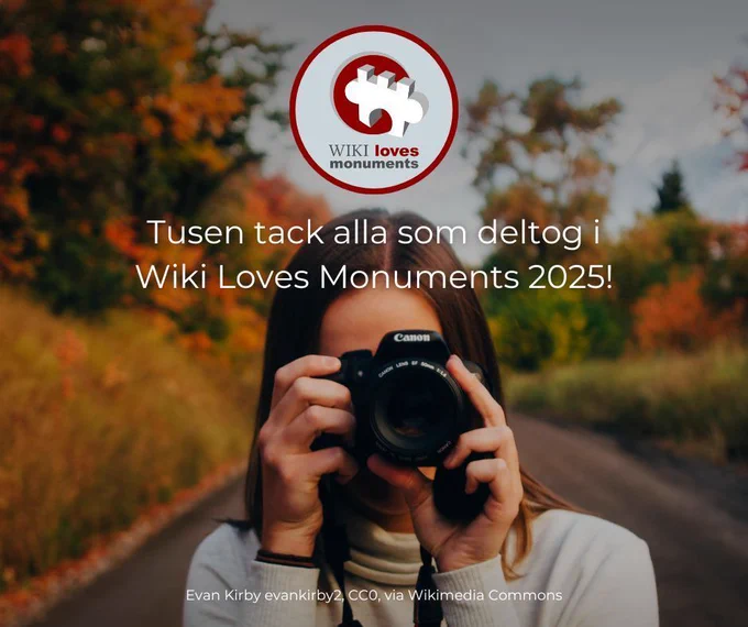 En bild på en fotograf som håller en kamera framför ansiktet. Wiki Loves Monuments-loggan högst upp, samt texten "Tusen tack alla som deltog i Wiki Loves Monuments 2025!"