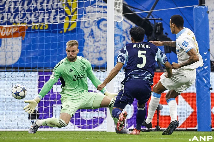 (L-R) Ajax goalkeeper Vitezslav Jaros, Owen Wijndal of Ajax, Mason Greenwood of Olympique Marseille 