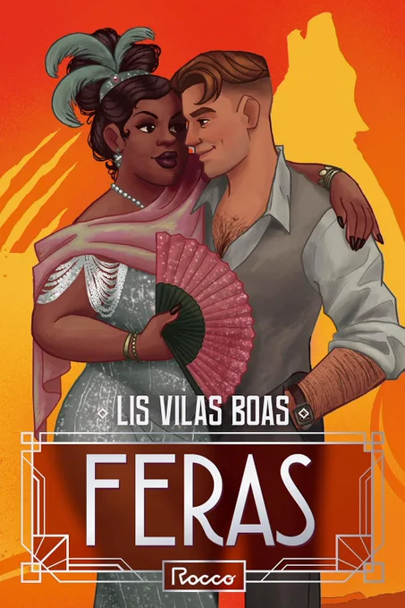 Capa do livro "Feras", de Lis Vilas Boas. Ilustração colorida em estilo vibrante, com fundo em tons de laranja e vermelho. No centro, um casal em clima de romance: à esquerda, uma mulher negra de vestido prateado com xale rosa, colar de pérolas, brincos e tiara com penas verdes; ela segura um leque cor-de-rosa. À direita, um homem branco de cabelos castanhos curtos, camisa cinza aberta no peito e colete, abraça a mulher com um sorriso. O título aparece em letras grandes brancas sobre uma faixa geométrica marrom-avermelhada na parte inferior.