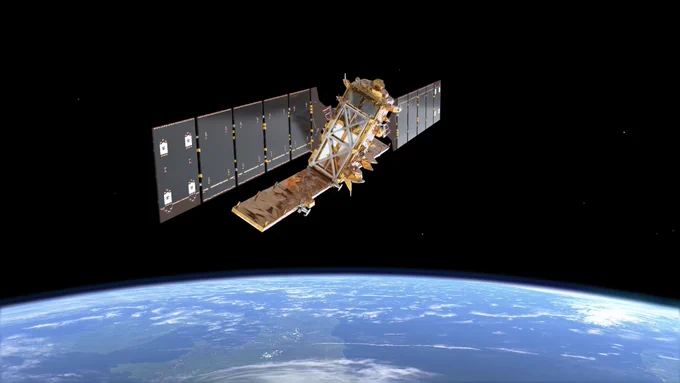 Satellit mit großen Solarpaneelen im Orbit über der Erde, vor dem Hintergrund des Weltalls.