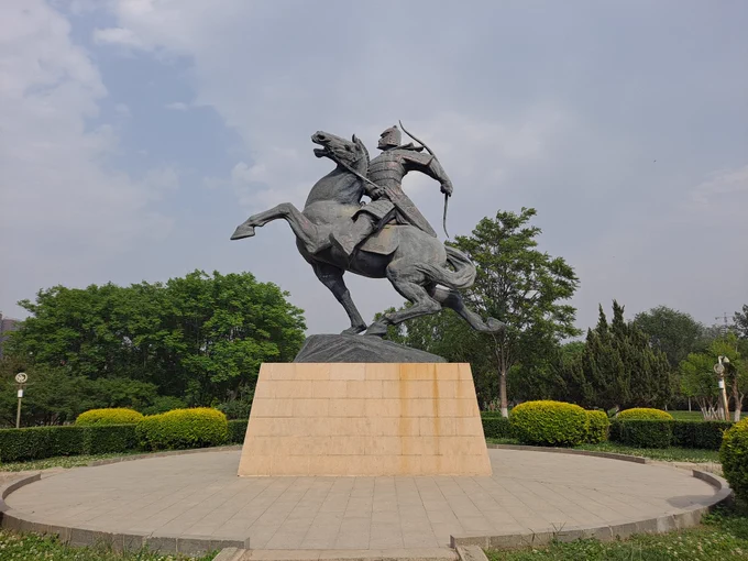 Hu clothing and mounted archery (胡服骑射塑像), a  statue commemorates King Wuling of Zhao's military and clothing reforms during the Warring States period.
Image credit: 作者 H2v5o68z - 自己的作品，CC0，https://commons.wikimedia.org/w/index.php?curid=165224637
Source: commons.wikimedia.org