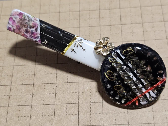 【おまけ】円形パーツの色分けについて
金属の底板に黒いレース模様を使用したことで、勝負服の首元を再現しつつ、塗装でリボンの柄も取り入れてます

…ここで裏話なんですが、本来２本のはずの白線が3本に増えてるのは元の競走馬のカレン冠の勝負服から来てます、未実装のキャラだったので今回はこっちからネタを拾ってきました
