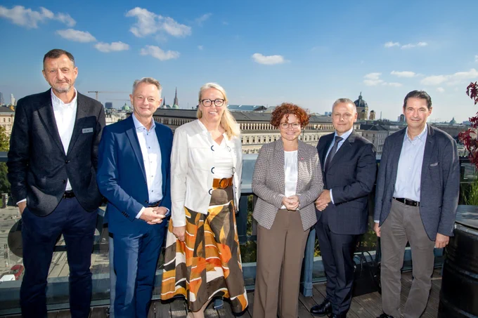 Staatssekretärin Elisabeth Zehetner im Kreise von Mitgliedern der ADCA und der Generalsekretärin
