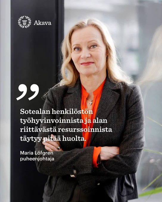 Kuvassa Akavan puheenjohtaja Maria Löfgren ja teksti Sotealan henkilöstön työhyvinvoinnista ja alan riittävästä resurssoinnista täytyy pitää huolta.