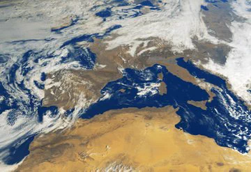 Cette image de l'Europe et d'une partie de l'Afrique du Nord est basée sur les premiers spectres de radiance terrestre mesurés par Sentinel-4. L'image en fausses couleurs, générée en attribuant les signaux de gammes spectrales spécifiques au rouge, au vert et au bleu, montre les terres, l'océan et les nuages ​​comme prévu (crédit Copernicus)