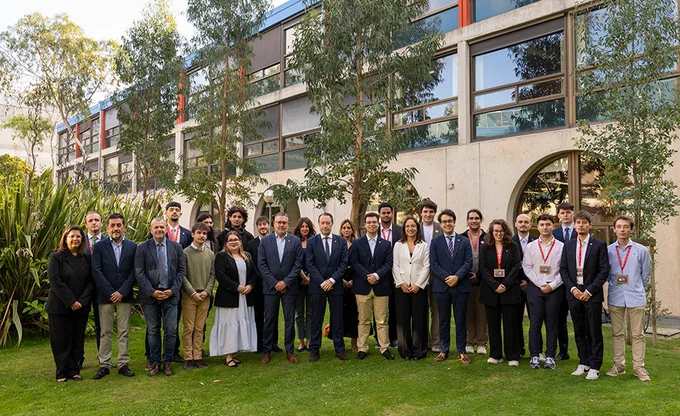 Participantes en la asamblea general ordinaria del Consejo de Estudiantes de las Universidades del Grupo 9, con el rector y el consejero.
