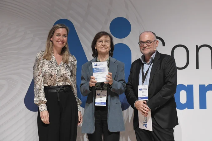 La secretària de Polítiques Digitals ha lliurat el reconeixement del congrés a Carme Torras.