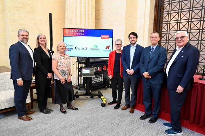 De gauche à droite :
Rob Annan, Génome Canada
Alison Evans, Recherche Canada
Jennifer Stinson, lauréate du prix Gairdner
Janet Rossant, Fondation Gairdner
Daniel De Carvalho, lauréat du prix Gairdner
Jeff Moore, Instituts de recherche en santé du Canada
Mark Lievonen, Fondation Gairdner