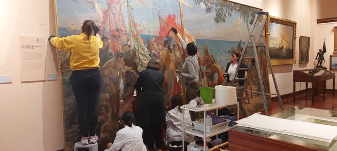 El equipo de restauradoras del Museo Naval actúa sobre la obra dañada.
