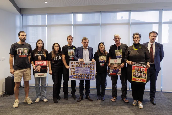 Außenminister Wadephul beim Treffen mit den Familien deutsch-israelischer Geiseln am 06.10.2025 in Tel Aviv. (c) Photothek