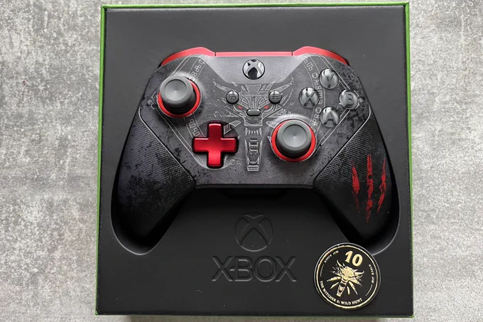 Xbox custom controller con faceplate a tema The Witcher nero e bumper e croce direzionale rosse
