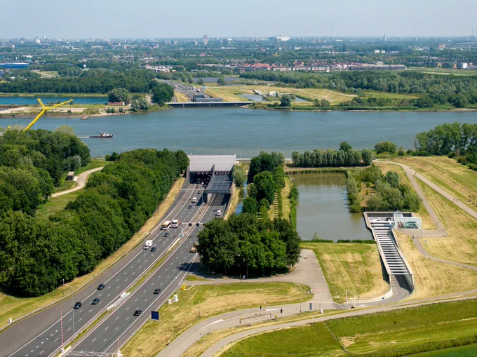 De Heinenoordtunnel en Tweede Heinenoordtunnel vanaf de lucht gezien.