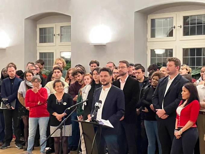 photographie de Florian Kobryn et de l'assemblée municipale. 