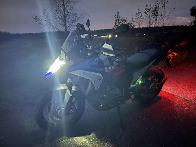 Moottoripyörä yön pimeydessä