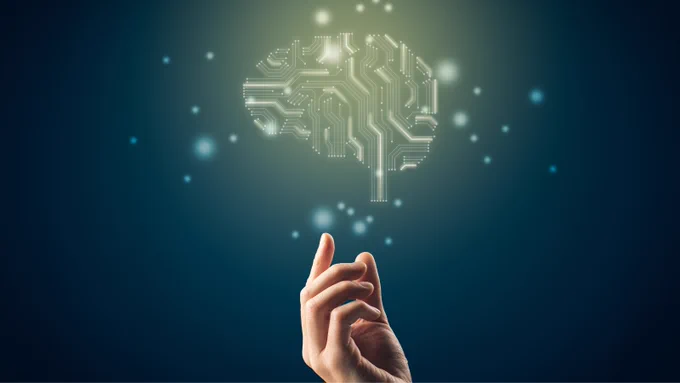 creatividad con una imagen que aparece 'sosteniendo' un cerebro formado por símbolos o elementos tecnológicos, sobre un fondo oscuro