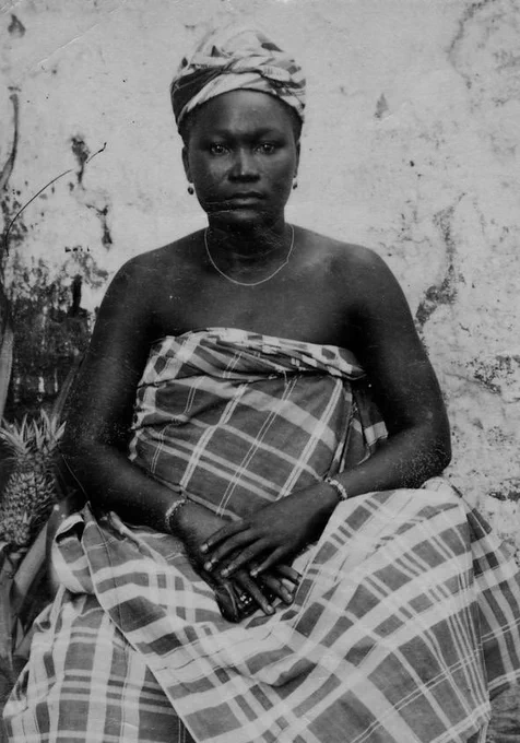 “Portrait of a seated woman. Formal dress, ornaments”(1890–1905). The British Museum.