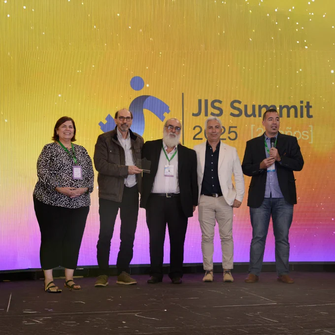 Entrega de reconocimiento a Salud Digital. Imagen modificada con herramientas de IA generativa
