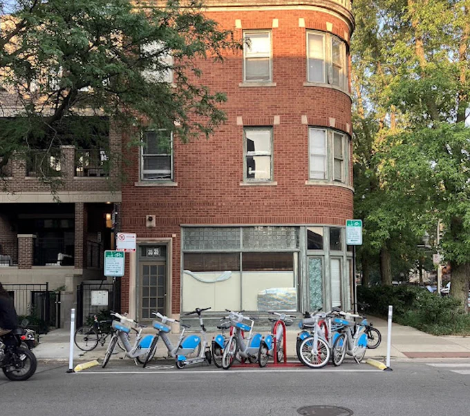 Bike corral full of Divvy ebikes