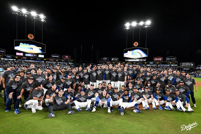 A photo of the Dodgers on the field for the team photo after defeating the Brewers.