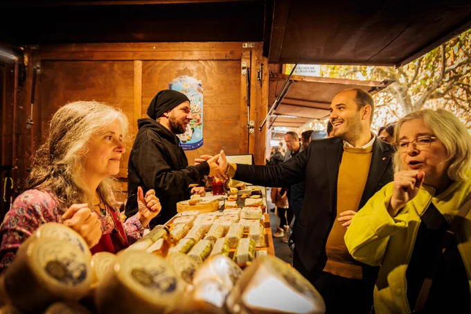 El conseller Dalmau, a la mostra de formatges artesans de la Fira de Sant Ermengol de la Seu d'Urgell.