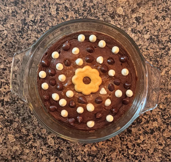 macros (without cookie & chocolate chips):
≈314 calories 
25.5g protein 
48.8g carbs
6.7g fats   (67 joke 😜😜)

1st layer, in microwave-safe bowl:
48g pumpkin puree
32g egg whites
33g almond milk unsweetened 
11g oat flour 
7g  0cal brown sugar sweetener 
1/8 tsp baking soda
1/2 tsp cinnamon
1 tsp pumpkin spice
1/4 tsp vanilla extract 
mix, and microwave for ≈1 minute 15sec

peanut butter core: 
21g pb fit
13g almond milk 
5g honey
1 pinch of salt
mix, do not add more liquid! just keep mixing, it will be dry. roll into a ball and flatten. place in center of 1st layer mixture


2nd layer:
73g pumpkin puree
52g egg whites
28g  2% milk (or almond milk but i ran out lol)
16g oat flour
12g  0cal brown sugar sweetener
1/6 tsp baking soda
1 and 1/4 tsp pumpkin spice
1 and 1/2 tsp cinnamon
1/2 tsp vanilla extract
pour into bowl, making sure the peanut butter core is covered. microwave for 2-3min

add toppings! i did a sf shortbread cookies and sf choc chips