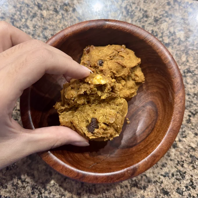 macros per cookie (made 20)

79 cals

3.3g protein
10g carbs ( 1.6g fiber)
2g fats
