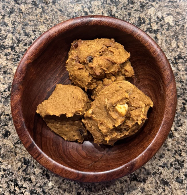 pumpkin cookies 

macros (for entire batch! made 20 cookies):
1538 cals
66g protein
200g carbs (also 32.7g fiber)
40.6g fat


in a bowl, add dry ingredients:
- 1 cup (199g) flour 
- 85g vanilla protein powder
- 1/2c (107g)  0cal brown sugar sweetener 
- salt: 1/12 tsp OR 2 dashes
- cinnamon: 2 tsp
- pumpkin spice: 2 tsp
- 1/8 tbsp baking powder   1/2 tsp vinegar/lemon juice OR 1/2 tbsp baking powder 
mix

add wet ingredients:
- 1 tbsp (or 14g) melted butter 
- ≈357g pumpkin puree
- 57g almond milk 
- vanilla extract: 1/2 tsp
- optional: choc chips (i used white   milk choc)
fold the wet & dry ingredients tg

divide into balls and place on oil sprayed or parchment paper on baking tray, cook at 350°F. mine took 16minutes but each oven is different
