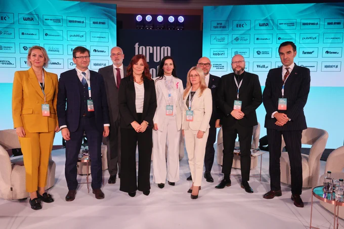 Kolorowa fotografia. Zdjęcie uczestników panelu dyskusyjnego, z udziałem prezesa NFZ Filipa Nowaka, o finansowaniu szpitali w ramach tegorocznej (2025) edycji Forum Rynku Zdrowia.