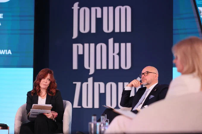 Kolorowa fotografia. Zdjęcie uczestników panelu dyskusyjnego, z udziałem prezesa NFZ Filipa Nowaka, o finansowaniu szpitali w ramach tegorocznej (2025) edycji Forum Rynku Zdrowia.