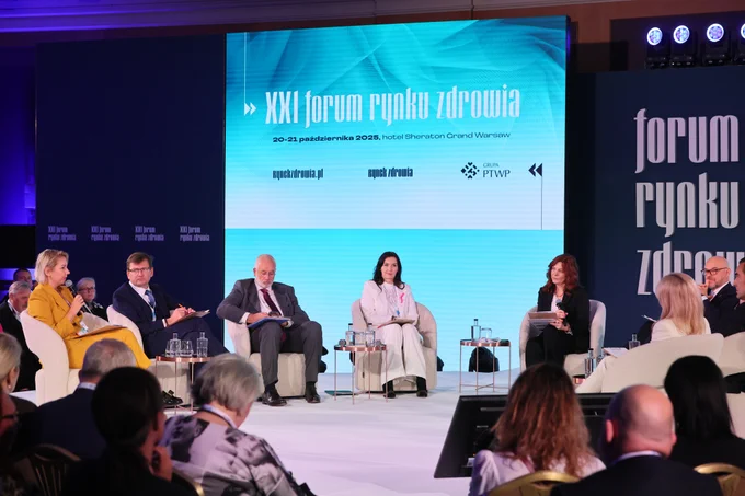 Kolorowa fotografia. Zdjęcie uczestników panelu dyskusyjnego, z udziałem prezesa NFZ Filipa Nowaka, o finansowaniu szpitali w ramach tegorocznej (2025) edycji Forum Rynku Zdrowia.